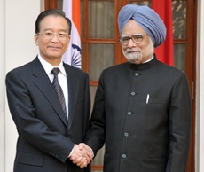 Indian and Chinese premiers at their summit meet at Hyderabad House, Delhi.
